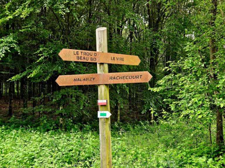 Panneau directionnel de la balade des 7 Sources à Battincourt, sentier de randonnée commune d'Aubange.
