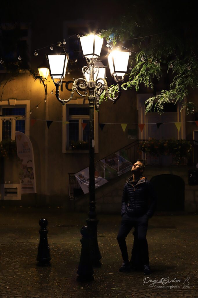 Photo d'une personne dans la cour de la Maison du Tourisme