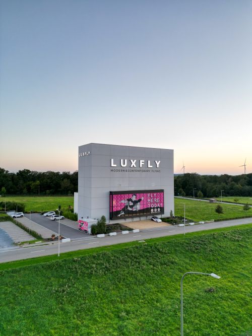 Vue de drone du bâtiment Luxfly Skydive à Sterpenich, simulateur de chute libre indoor près d'Arlon.