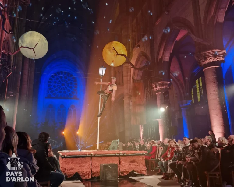 Acrobate lors du spectacle de Noël dans l'église Saint-Martin d'Arlon