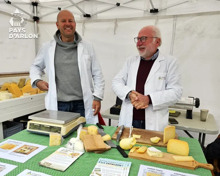 Maître fromager de la Coopérative de la Côte Rouge à Attert avec fromages artisanaux