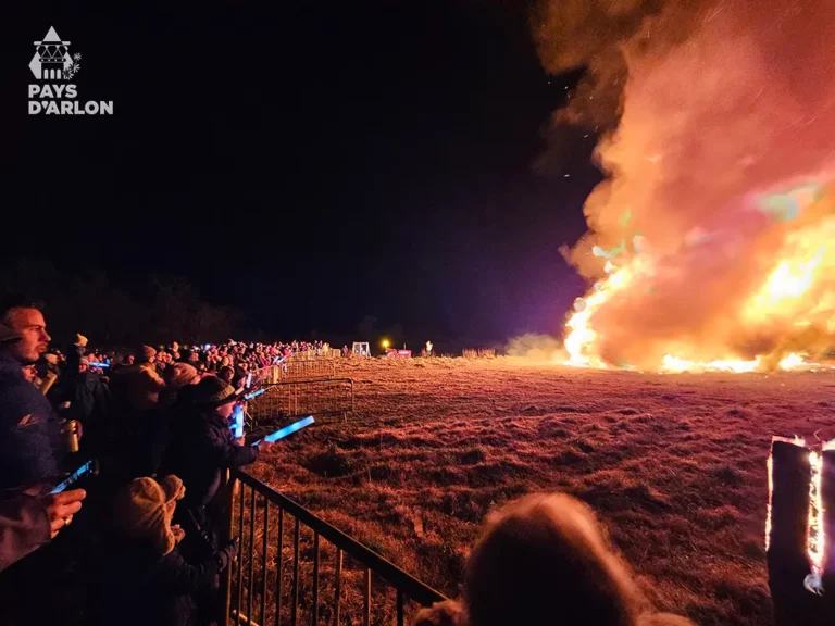 Feu traditionnel du Grand Feu de Waltzing illuminant la nuit