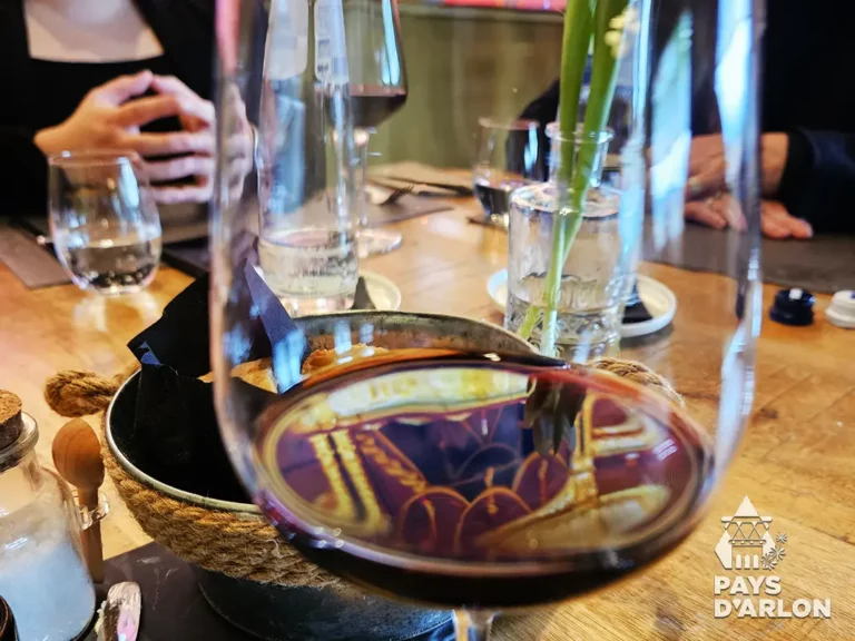 Verre de vin rouge servi au Théâtral Restaurant à Messancy