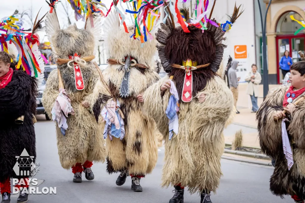 Kurenti en costume traditionnel défilant au carnaval d’Arlon en province de Luxembourg