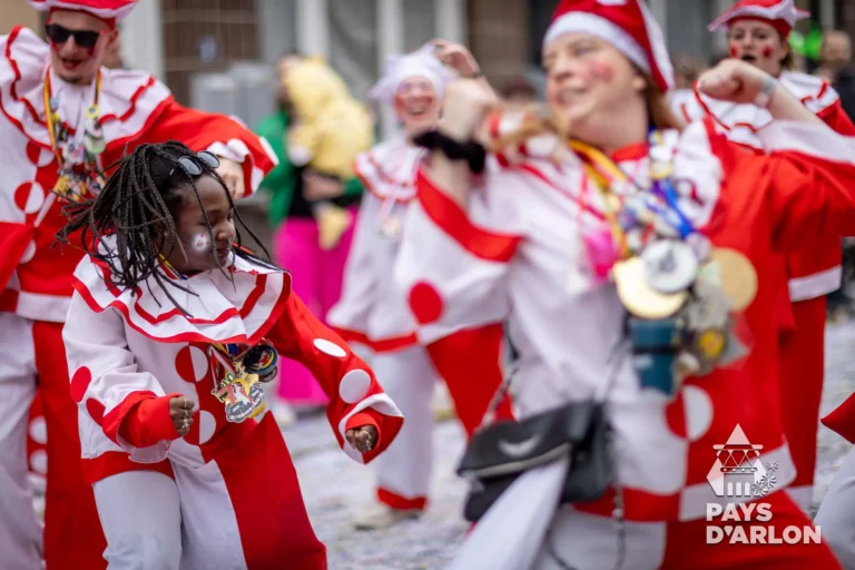 Membres des Pierrots d’Arlon en défilé lors du carnaval d’Arlon en province de Luxembourg