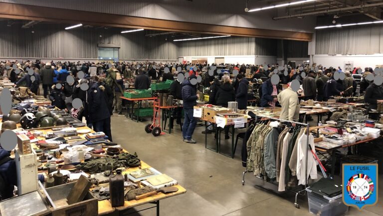 Objets militaires et vêtements exposés à la Bourse Militaria d’Arlon en province de Luxembourg