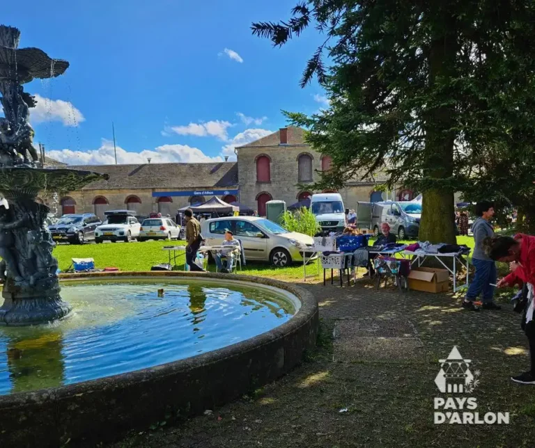 Brocante des 3 Frontières à Athus avec fontaine place du Brull et gare en arrière-plan