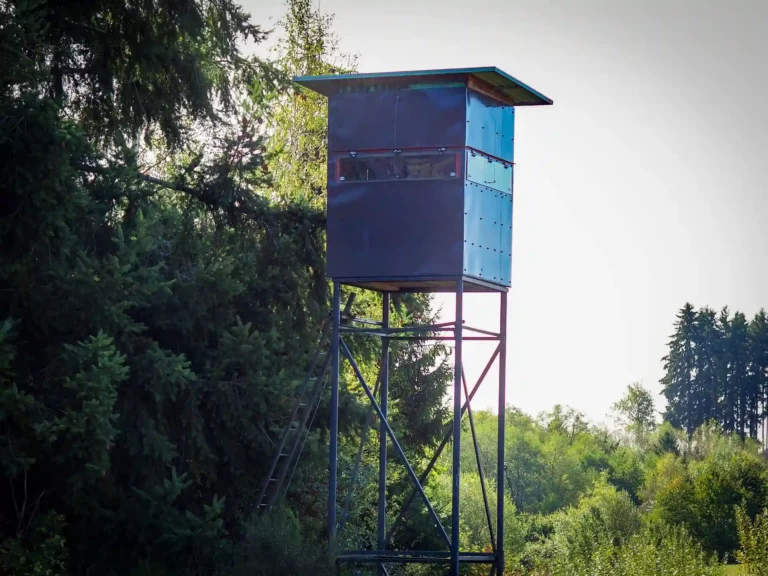 Mirador de chasse installé en lisière de forêt au Pays d’Arlon, en province de Luxembourg.